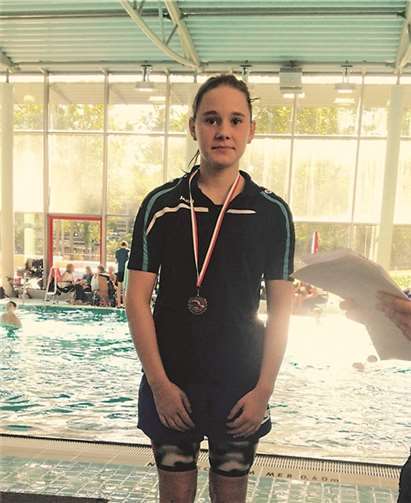 Kim Maren mit ihrer Medaille.privat