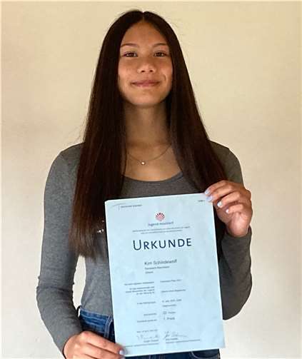 Kim Schindewolf präsentiert stolz ihre Urkunde. Foto: privat