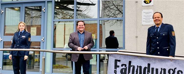 Kim Short und Peter Leinz (Stellvertretender Leiter der Polizeiinspektion Neuwied) erläuterten CDU-Landtagskandidat Pascal Badziong die aktuelle Situation der Polizeiarbeit in Neuwied.Foto: privat