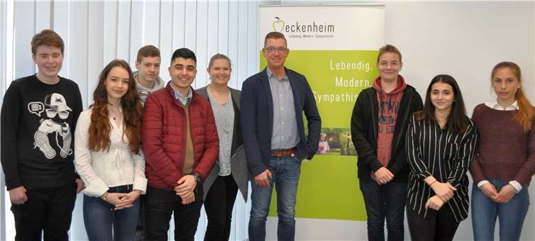 Kimberly Plankermann (Fünfte von links) und Marco Deckers (Sechster von links) von der Stadt Meckenheim heißen die sieben Praktikanten im Meckenheimer Rathaus willkommen.Stadt Meckenheim