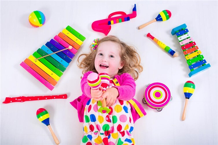 Kind mit verschiedenen Musikinstrumenten