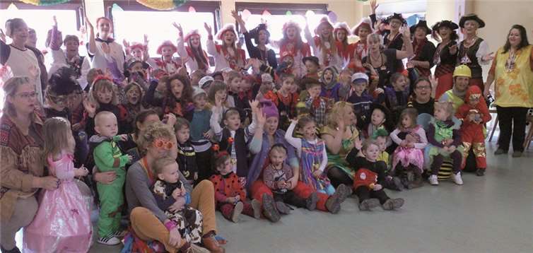 Kinder, Betreuerinnen und Eltern freuten sich über den Besuch der Möhnen.privat