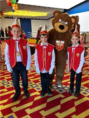 Kinder-Dreierrat mit dem CCO-Kindermaskottchen Freddy Bär.