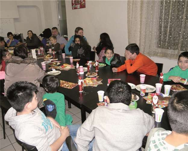 Kinder, Eltern und Betreuerinnen trafen sich zu einer kleinen Feier in den Räumen des Remagener Moscheevereins. privat