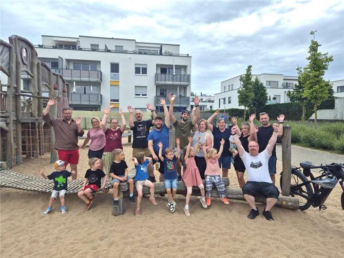 Kinder, Eltern und Erziehende nach der erfolgreichen Fahrradtour – ein fröhliches Miteinander im Familienzentrum Sonnengarten. Foto: Stadt Meckenheim