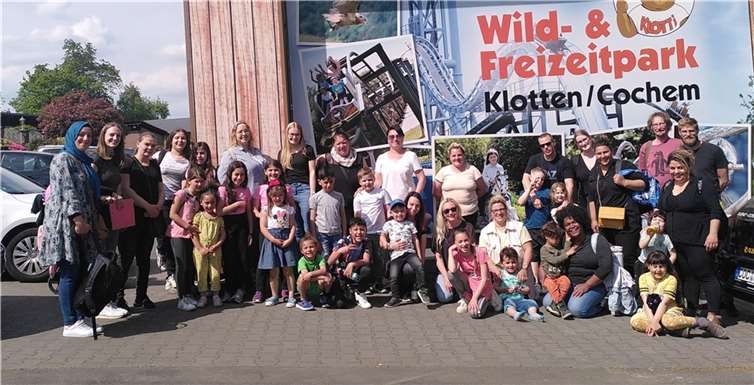 Kinder, Eltern und Erzieher aus der Spiel- und Lernstube „Im Kreutzchen“ verbrachten gemeinsam einen wunderschönen Tag im Freizeitpark Klotten. Quelle: Caritasverband Koblenz