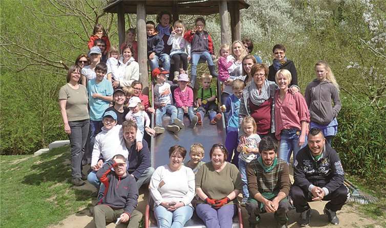 Kinder, Eltern und Erzieherinnen brachten gemeinsam den Außenbereich der KiTa wieder auf Vordermann.privat