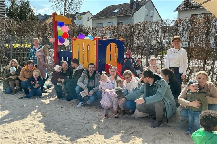 Kinder, Eltern und Erzieherinnen der Goethe-Knirpse freuen sich über das neue Spielgerät. 