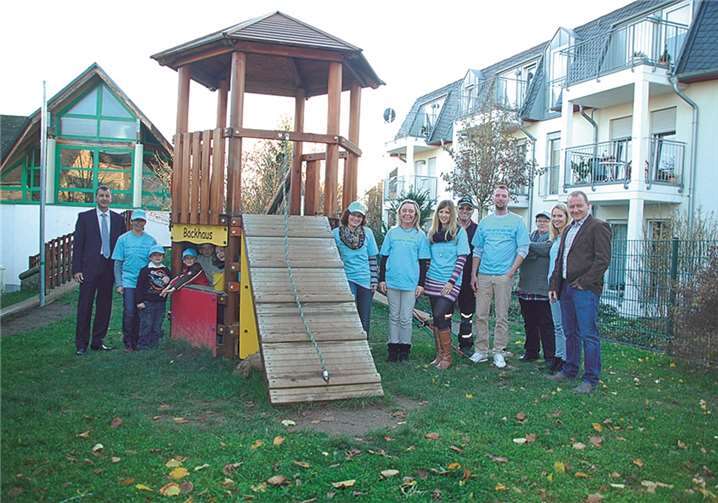Kinder, Eltern und Erzieherinnen der Kita Backhaus in Polch freuen sich über eine Kinderküche und ein Sonnensegel auf dem Außengelände. Mit dabei: RWE-Kommunalbetreuer Michael Dötsch, Leiter der Region Rauschermühle, Stadtbürgermeister Gerd Klasen, Mitarbeiter der Stadt und Doreen Elzner von der Spielleitplanung.privat