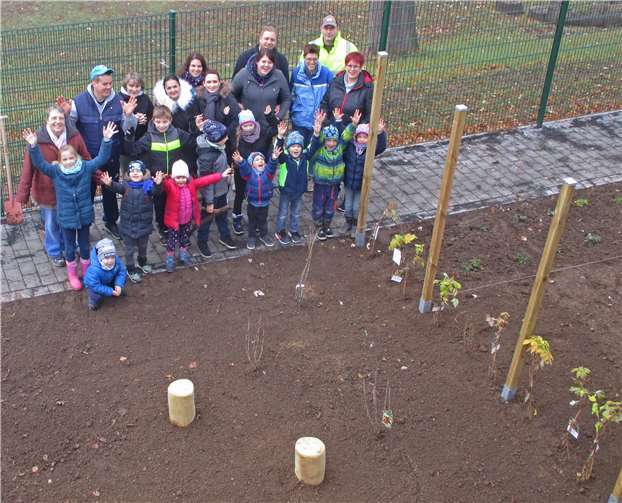 Kinder, Eltern und Kita-Team freuen sich über den neu angelegten Garten. Foto: privat