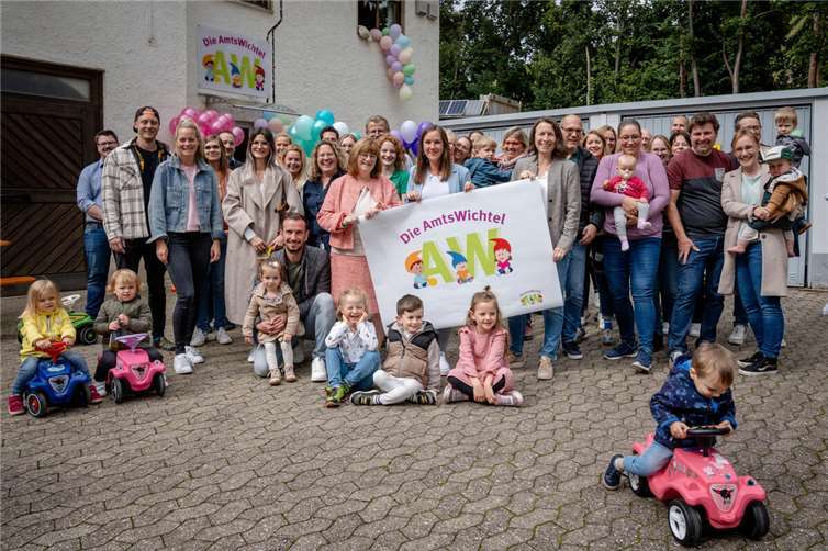 Kinder, Eltern und Mitarbeitende feierten gemeinsam das fünfjährige Bestehen der „AmtsWichtel“.  Foto: Bernhard Risse / Kreisverwaltung Ahrweiler