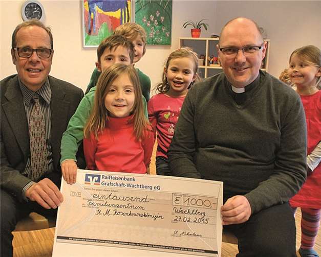 Kinder, Eltern und Mitarbeiter des Familienzentrums bedankten sich bei „Nikolaus“ Fritz Mechtenberg. privat