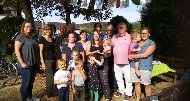 Kinder und Eltern sagen Danke Kinder, Eltern und Sponsoren feierten gemeinsam auf dem Nierendorfer Spielplatz ein fröhliches Fest. Privat