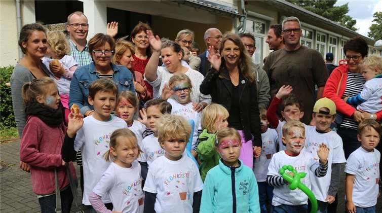 Kinder, Erzieher und Bürgermeister Bert Spilles freuen sich über 25 Jahre Flohkiste in Altendorf-Ersdorf. StF