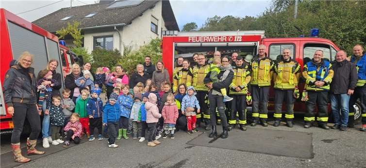 Kinder, Erzieherinnen, Kameradinnen und Kameraden der FFW Trimbs und Welling nach der erfolgreichen Brandschutzübung 2024 vor der Kindertagesstätte „Traumland“ am Burberg in Trimbs.  Foto: privat