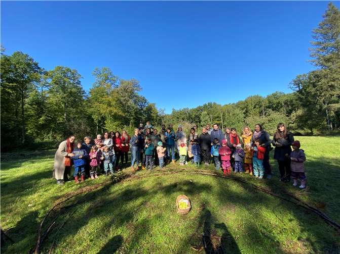 Kinder, Erzieherinnen und Eltern des Waldorfkindergartens Sonnentor wanderten zu einer schönen Wiese im Wald. Foto: privat
