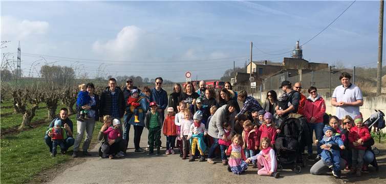 Kinder, Familien und Erzieher trafen sich zur Familienwanderung. Fotos: privat