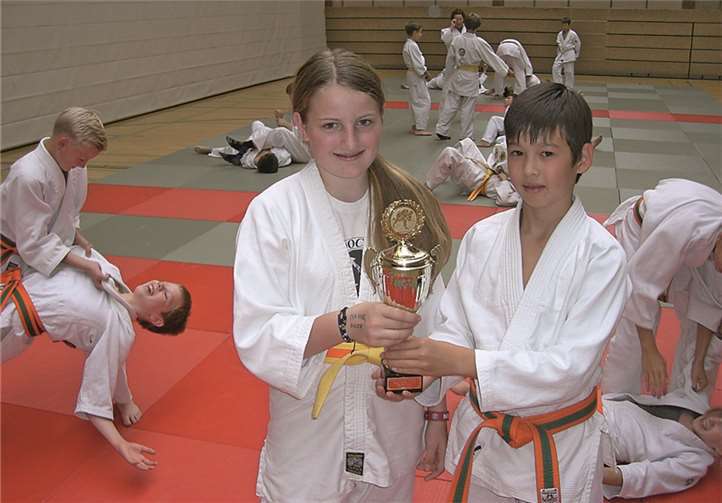 Kinder-Judotraining mit den Safarigewinnern Clarissa Döller und Kevin Boehnke. privat