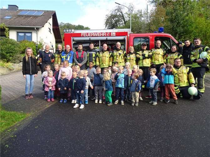 Kinder, Kameradinnen und Kameraden der FFW Trimbs und Welling vor der Kindertagesstätte „Traumland“ am Burberg in Trimbs.  Foto: OG Trimbs