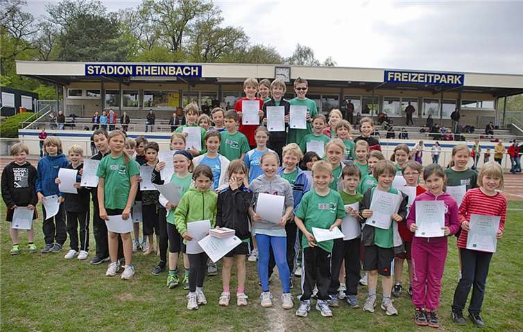 Kinder-Leichtathleten der U10 und U12 bei der Bahneröffnung in Rheinbach. privat