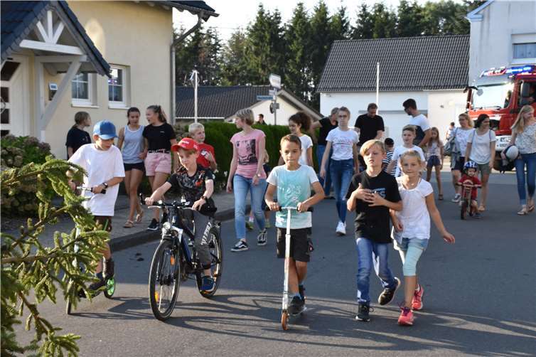 Kinder auf Fahrrädern machten mit beim Kurtscheider Kirmesbaum Umzug.