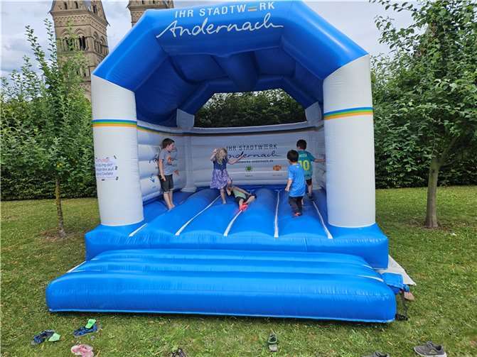 Kinder auf der Hüpfburg.