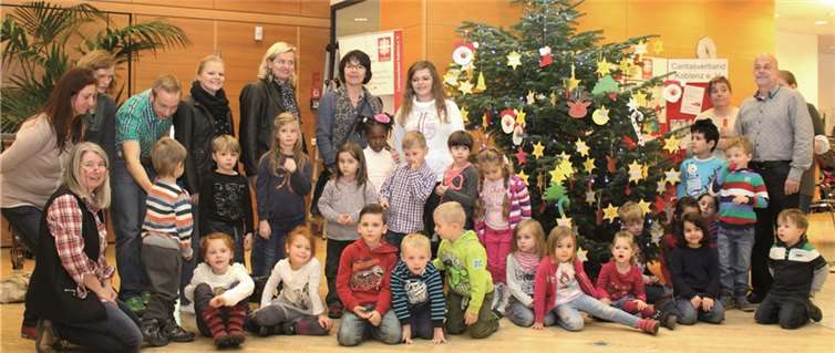 Kinder aus Caritas-Kindertagsstätten eröffneten die diesjährige Wunschbaum-Aktion mit Weihnachtsliedern. privat