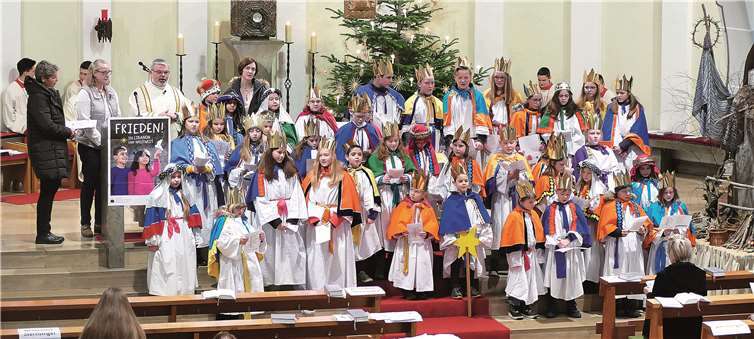 Kinder aus Großmaischeid, Stebach und Kausen mit Familie Mies aus Alpenrod im Westerwald, die die Kinder schon das zweite Jahr unterstützt hat.Fotos: privat