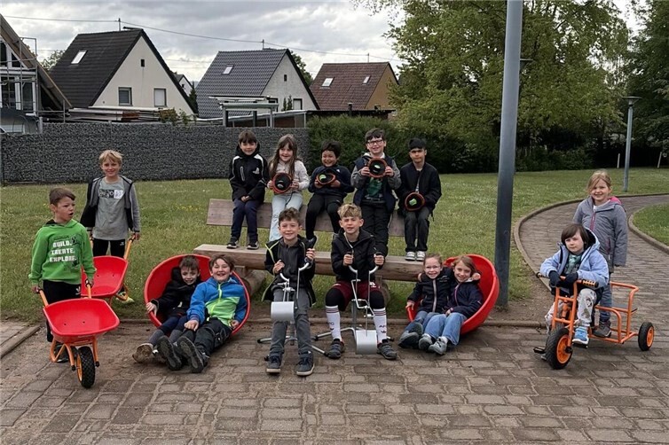 Kinder aus Stufe 1 mit einem Teil der neuen Pausenspiele