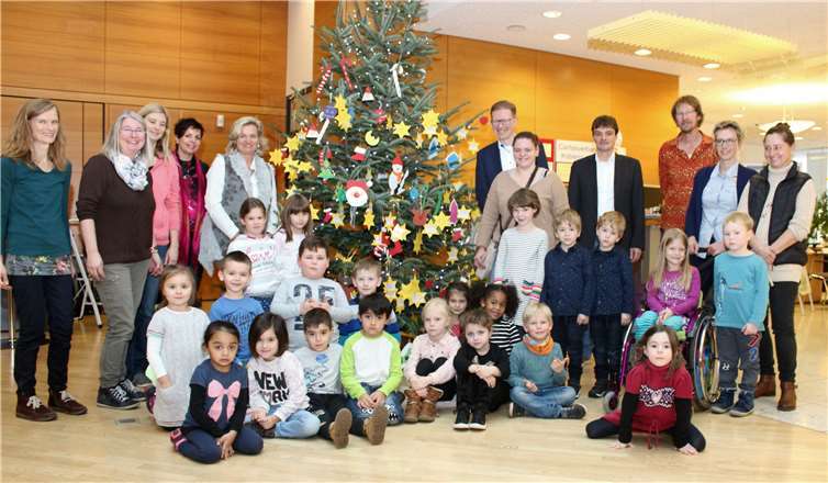 Kinder aus den vier Kitas der Koblenzer Caritas schmückten liebevoll den Wunschbaum und eröffneten die Aktion mit weihnachtlichen Liedern.privat