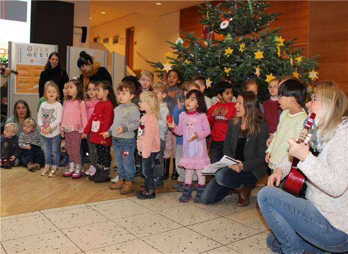 Kinder aus den vier Koblenzer Caritas-Kitas schmückten den Wunschbaum und eröffneten die Spendenaktion im Kundenzentrum der evm mit Weihnachtsliedern.