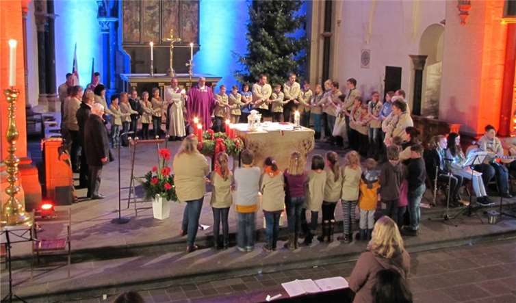 Kinder aus der Gemeinde feiern eine besondere Lichtmesse.privat
