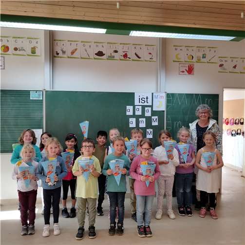 Kinder aus der Klasse 1b der Grundschule Sankt Georg in Sankt Katharinen mit Ingrid Kröger von der Bücherei in Vettelschoß  Foto: Nicole Schumacher