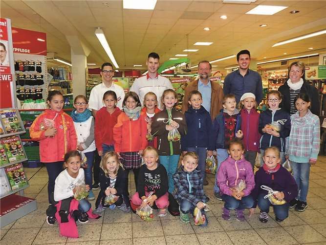 Kinder aus der Klasse 3 b der Grundschule Niederburg besuchten den Markt der Rewe:XL Hundertmark in Kobern-Gondorfprivat