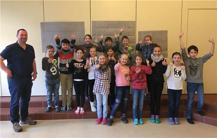 Kinder aus der Klasse 4a der Grundschule St. Georg aus St. Katharinen mit Projektleiter Marc Decker von der Deutschen Umweltaktion.  privat