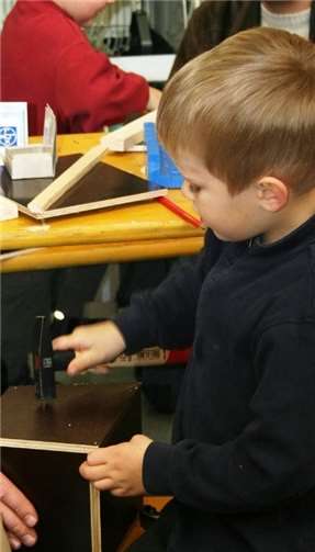 Kinder basteln für die heimischen Wildvögel. privat