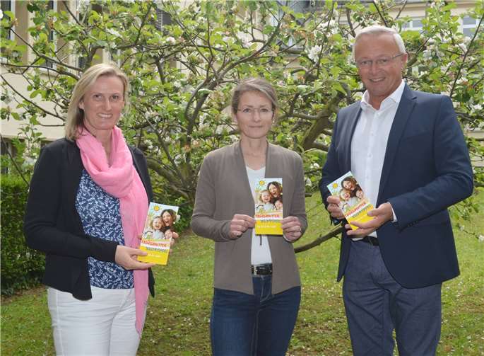 Kinder betreuen ist eine Aufgabe mit großer Verantwortung, aber auch eine Tätigkeit, die viel Freude und Spaß bringt. Wer dies beruflich tun möchte, kann sich im Flyer der Kreisverwaltung Neuwied „Tagesmutter/Tagesvater – Ein Beruf für mich?“ über die sogenannte Kindertagespflege informieren. Werena Herzog und Jasmin Assadian vom Fachdienst Kindertagespflege und Landrat Achim Hallerbach (v. l.) stellten den aktuellen Flyer vor. Dieser ist in der Kreisverwaltung, in Kindertagesstätten im Kreis Neuwied und bei den Kinderärzten im Kreis erhältlich. Foto: Kreisverwaltung Neuwied
