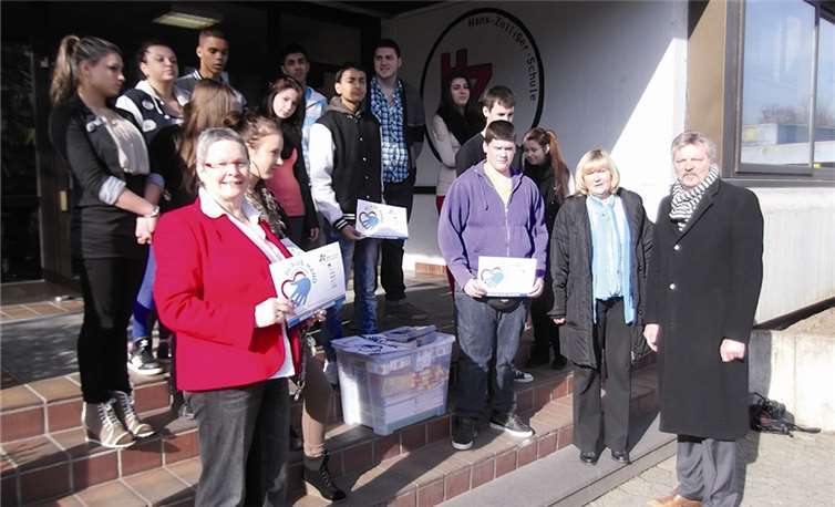 Kinder, denen Unterrichtsmaterialien wie Hefte fehlen, freuen sich besonders über die Notfallkisten.privat