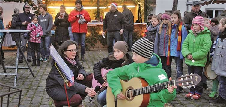Kinder der 3. Klasse der Katholischen Grundschule Flerzheim eröffneten den Weihnachtsmarkt mit Liedern und Singspielen. -STEIN-