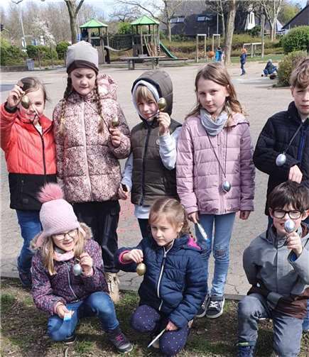 Kinder der Ferienbetreuung nach der erfolgreichen Schnitzeljagd.  Foto: KGS Merl