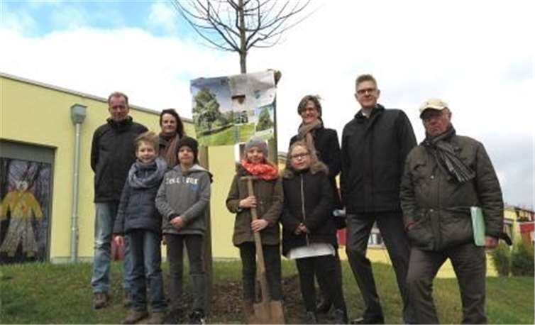 Kinder der GGS Niederbachem mit (v.l.n.r.) Gerd Engel, Sabine Radermacher, Andrea Engels, Axel Eilers und Roland Migende vor der Winterlinde.Gemeinde Wachtberg/mm