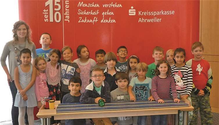 Kinder der Grundschule Bad Neuenahr erkunden die Mitmach-Ausstellung „Mini-Mathematikum“ in der Hauptstelle der Kreissparkasse in Ahrweiler.privat