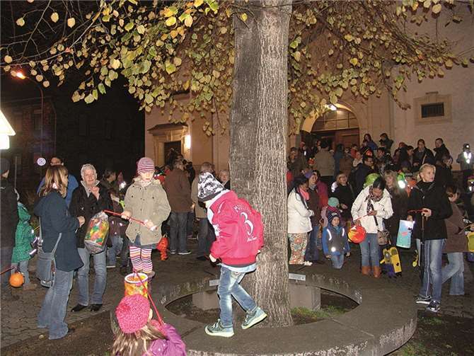 Kinder der Grundschule Oberdorf versammeln sich für den Martinsumzug.privat