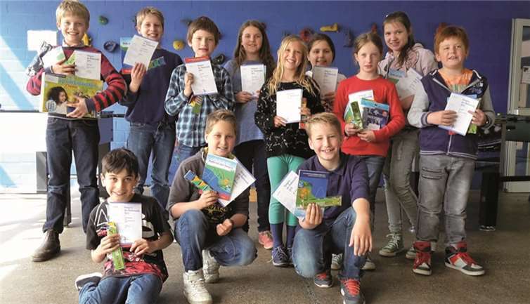 Kinder der Grundschule präsentieren ihre Preise.privat