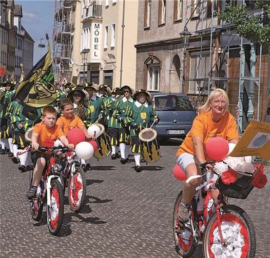 Kinder der Grundschule waren mit ihren bunt geschmückten Fahrrädern auch wieder im Umzug mit dabei.