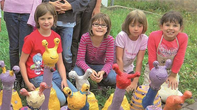 Kinder der Jugendkunstschule in Kobern-Gondorf präsentieren stolz ihre Arbeiten. privat