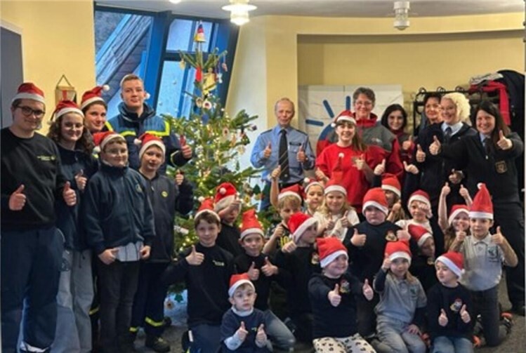 Kinder der Jugendorganisationen des DRK, Feuerwehr und THW nach der Baumschückaktion bei der PI Cochem. Foto:Polizei Cochem