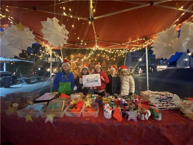 Kinder der KGS Meckenheim verkaufen bei klirrender Kälte auf dem Meckenheimer Wochenmarkt ihre Basteleien. Foto: privat