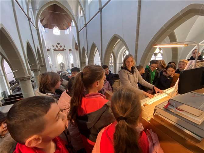 Kinder der Katholische Grundschule der Jahrgangsstufe 3 erlebten faszinierendes Orgelkonzert im Rahmen von Orgel-Kultur Rhein-Sieg. Foto: privat
