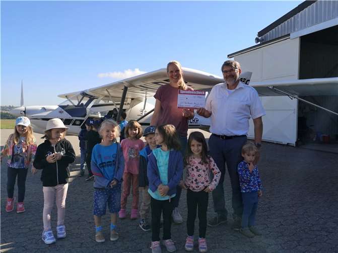 Kinder der KiTa St. Katharina Lantershofen sowie Katharina Prouvost vom Förderverein Katharinchen e.V. und Thomas Marr vom Luftsportverein Bad Neuenahr-Ahrweiler e.V. Foto: privat